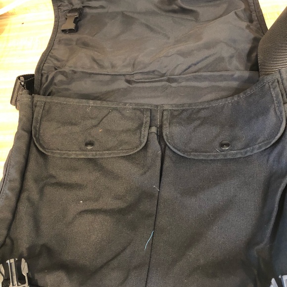 John Peters Unisex Messenger Bag, Black. - Picture 9 of 10